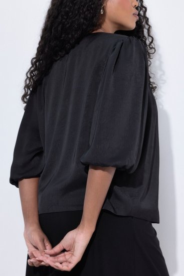Ulla Popken 842712 Kort blazer med knyting og volangermer Svart - Blazere - Blazere i store størrelser for dame
