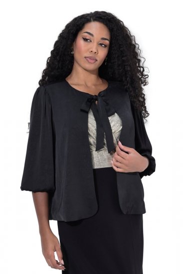 Ulla Popken 842712 Kort blazer med knyting og volangermer Svart - Blazere - Blazere i store størrelser for dame