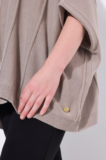 Ulla Popken 844996 Ribbestrikket merinoponcho med høy hals Lysebrun - Ponchoer og capes - 
