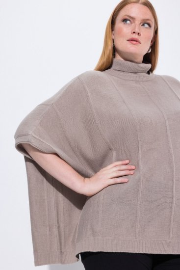 Ulla Popken 844996 Ribbestrikket merinoponcho med høy hals Lysebrun - Ponchoer og capes - 