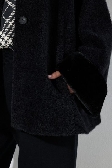 Ulla Popken 852644 Capejakke med kant i fuskepels Svart - Ponchoer og capes - 