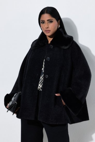 Ulla Popken 852644 Capejakke med kant i fuskepels Svart - Ponchoer og capes - 