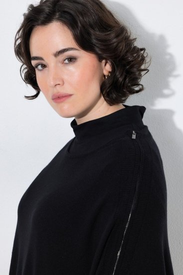 Ulla Popken 855277 Strikkeponcho med spiss kant og båthals Svart - Ponchoer og capes - 