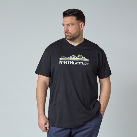 North Latitude Mountain T-Shirt V-Neck Svart - T-skjorter - Store T-skjorter - 2XL-14XL