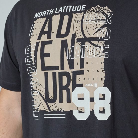 North Latitude Adventure 98 Graphic Tee Svart - T-skjorter - Store T-skjorter - 2XL-14XL