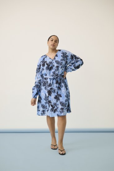 Kaffe Curve Aliana Dress Blue Flower Animal - Midikjoler - 