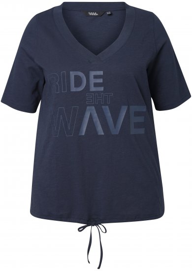 Ulla Popken Ride The Wave Short Sleeve V-Neck Graphic Tee Navy Blue - Trykket T-skjorter for dame - 